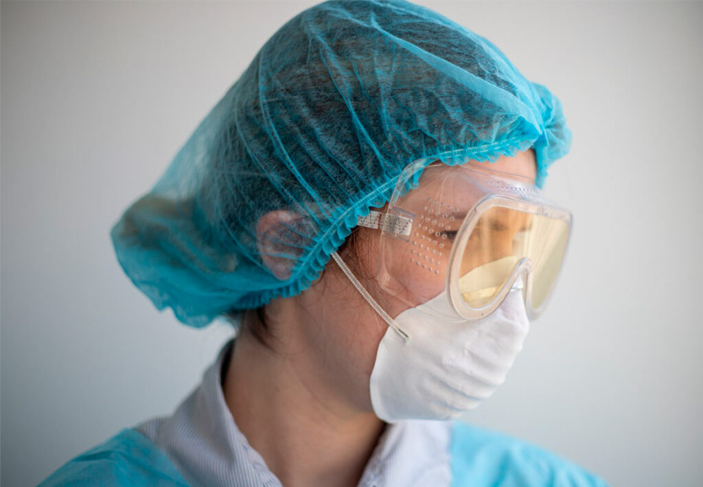 mujer con cofia lentes mascarilla quirurjica