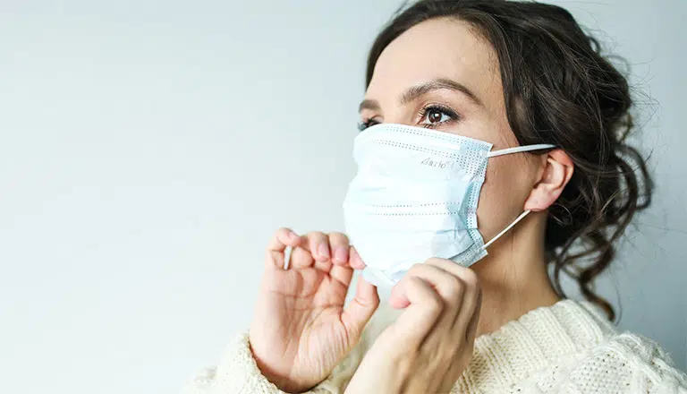 mujer con mascarilla quirúrgica